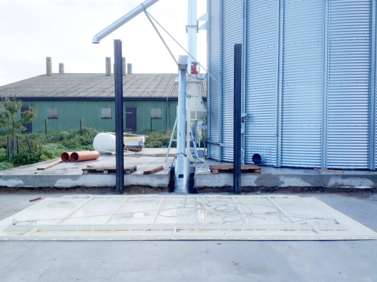 Montage Abdeckung der Annahmegosse mit Handwinde