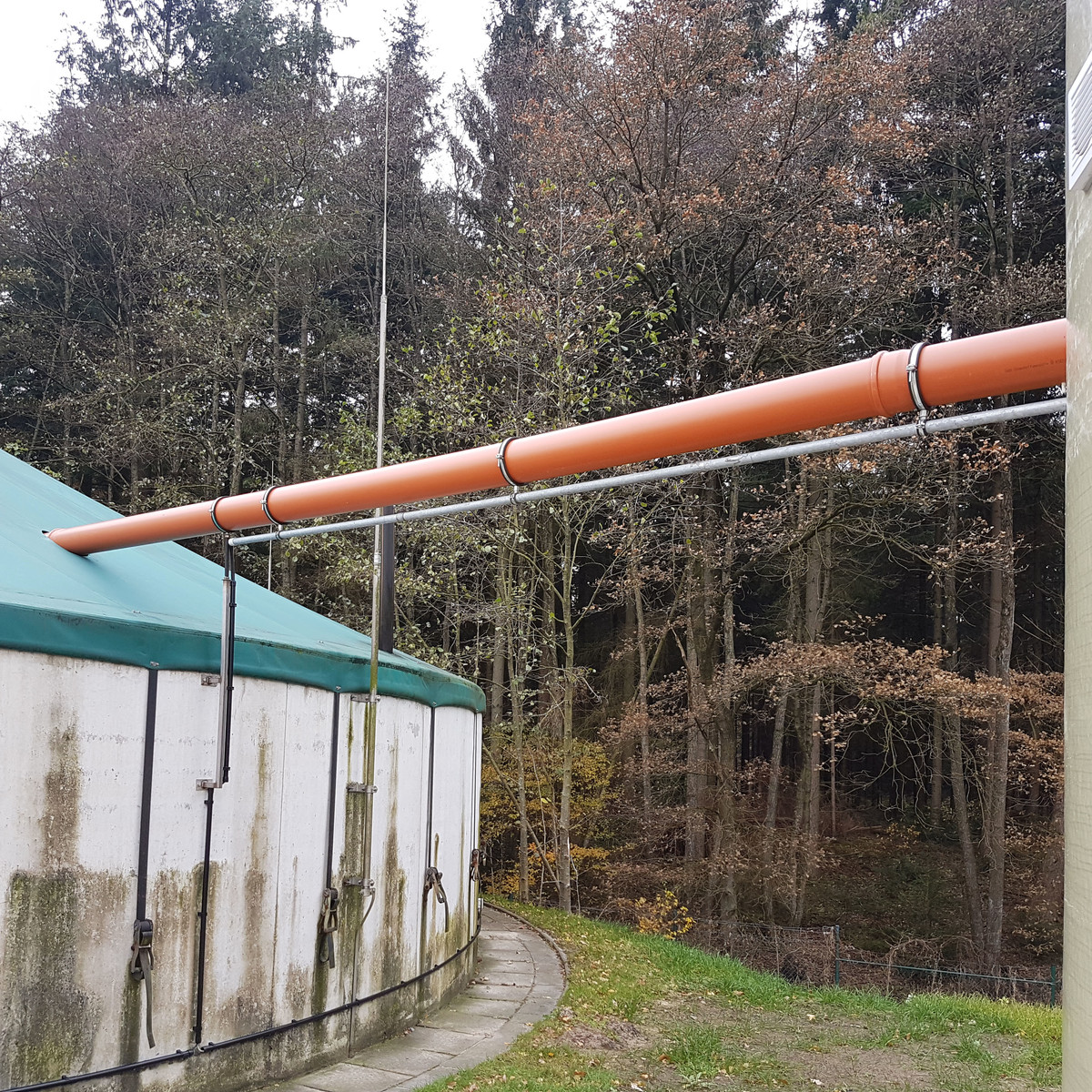 Eindosierung der Kalkmilch in das Misch- und Ausgleichsbecken, Kalkmilchleitung mit Begleitheizband
