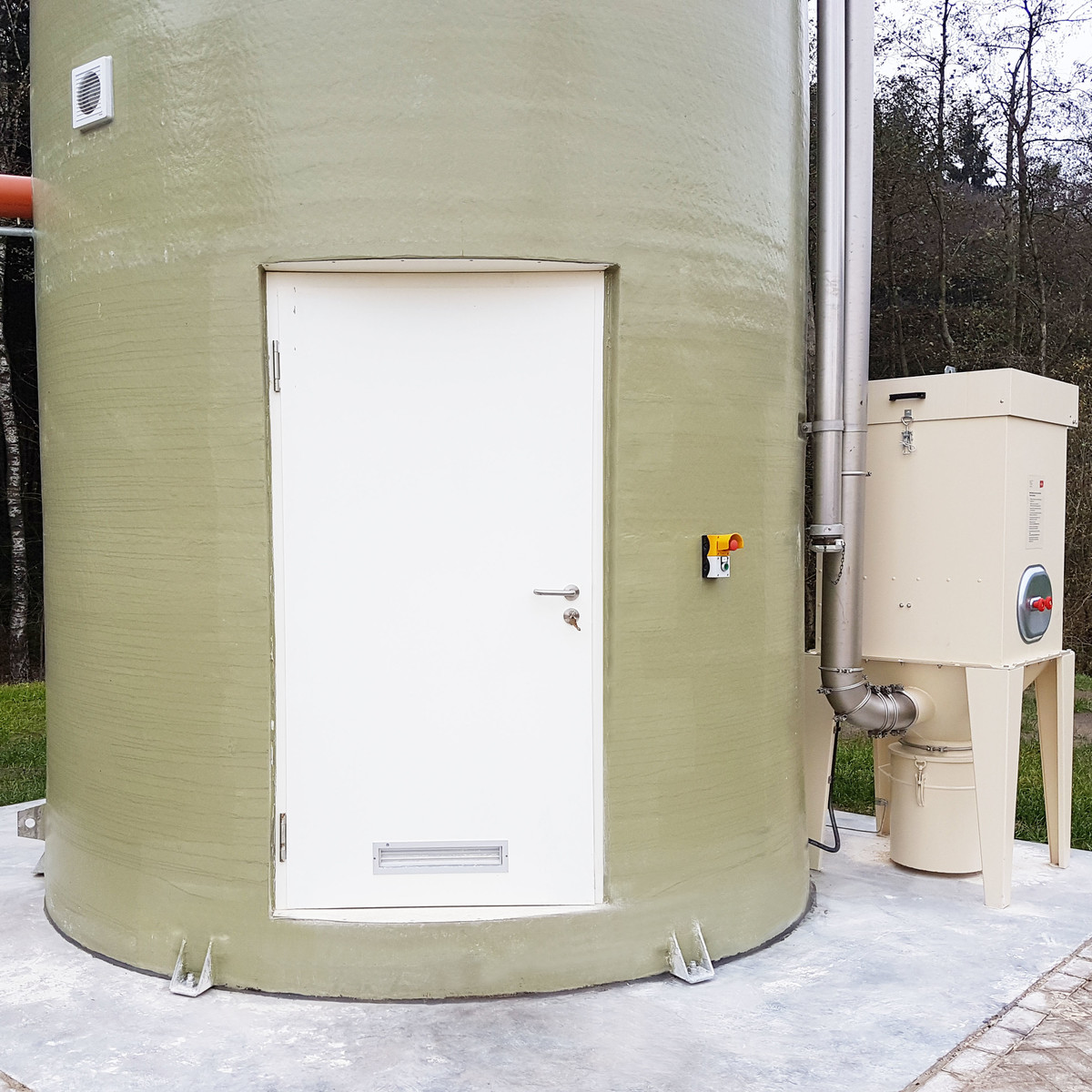 GFK- Lagersilo mit isolierter Standzarge und Tür, Abluftfilter