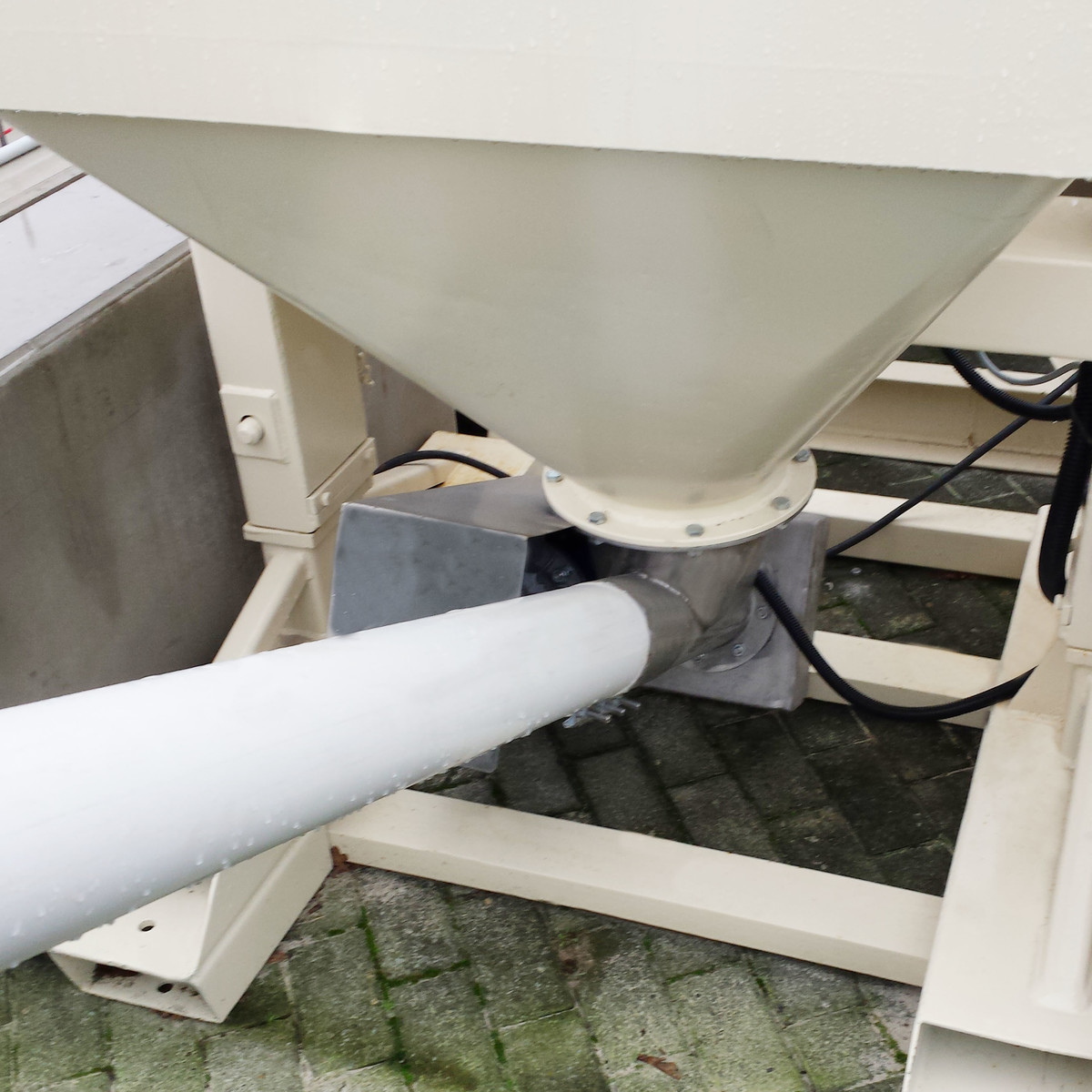 Behälter mit Staplerschuhen, Antriebsstation der flexiblen Förderspirale Ø125 mm