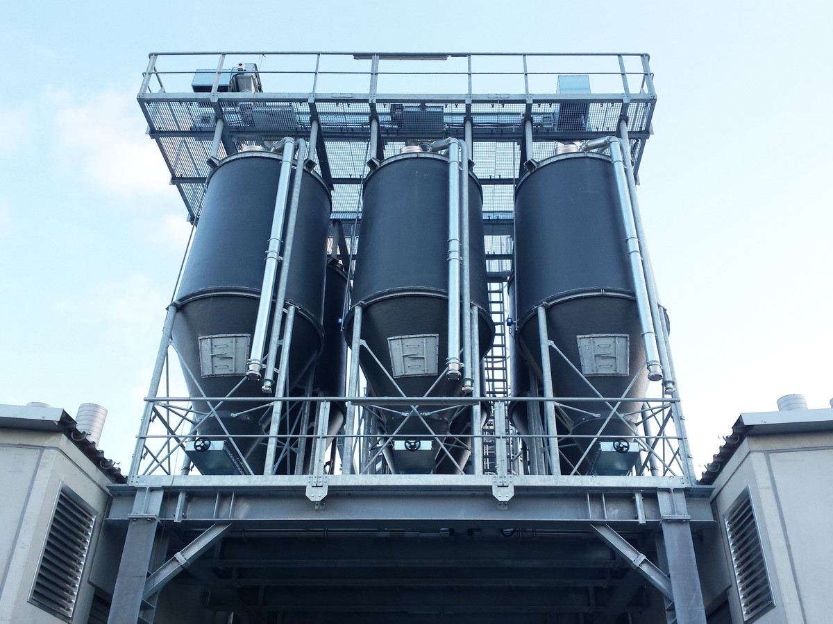 6 Silos auf Podest mit Steigleiter und Laufsteg auf dem Silodach