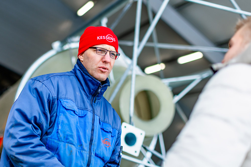 Mitarbeiter von Kessens Technik mit System - rote Mütze mit Logo und Blaumann